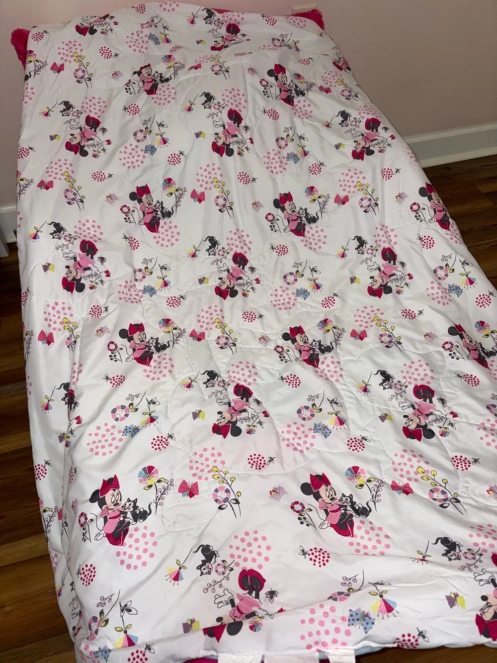 Disney Minnie Mouse Pink Toddler Comforter and Sheet Set with 3 Fuzzy Pillows - Picture 3 of 3